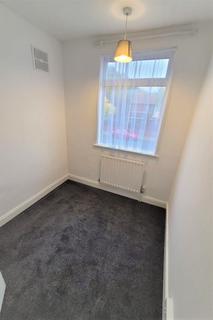 2 bedroom flat to rent, 10 a Danum Road, Doncaster