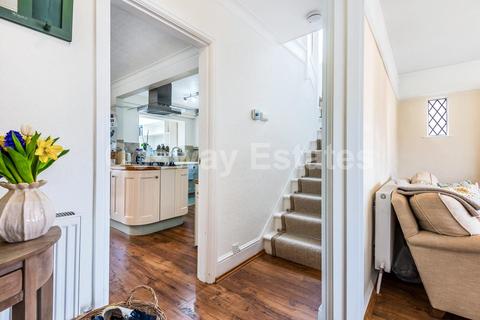 10 Devonshire Road, London, NW7 1LL