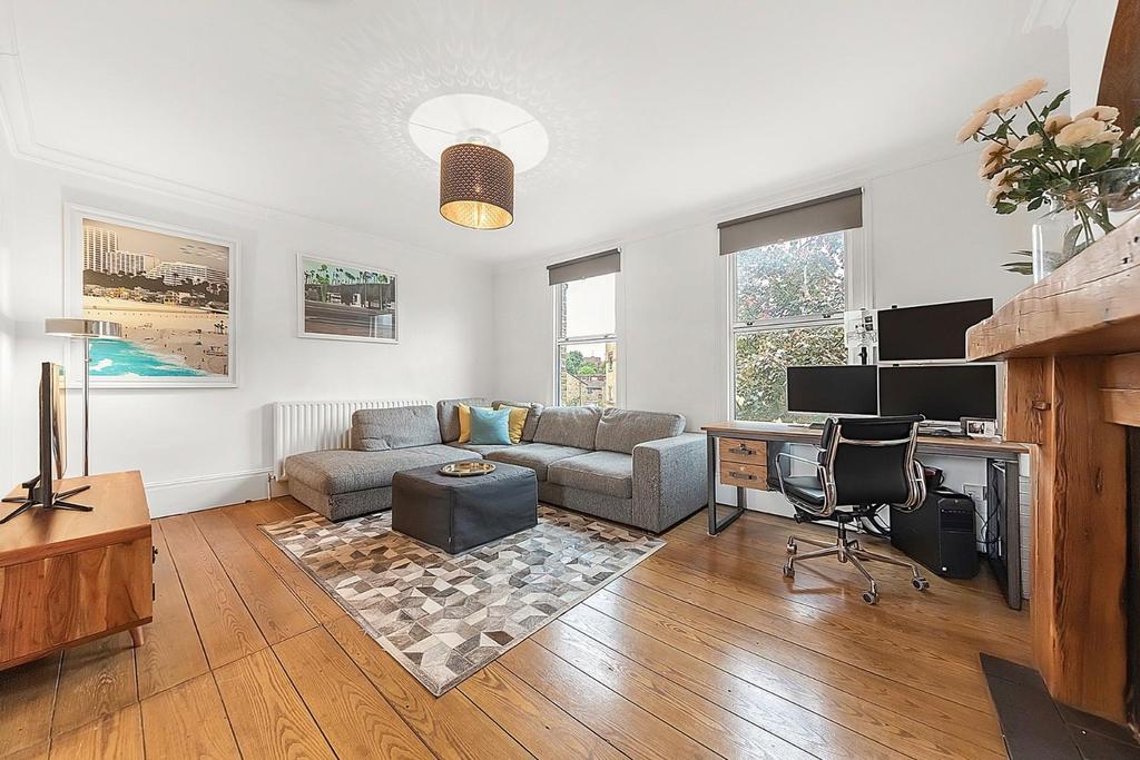 Union Road, SW4 2 bed flat £625,000