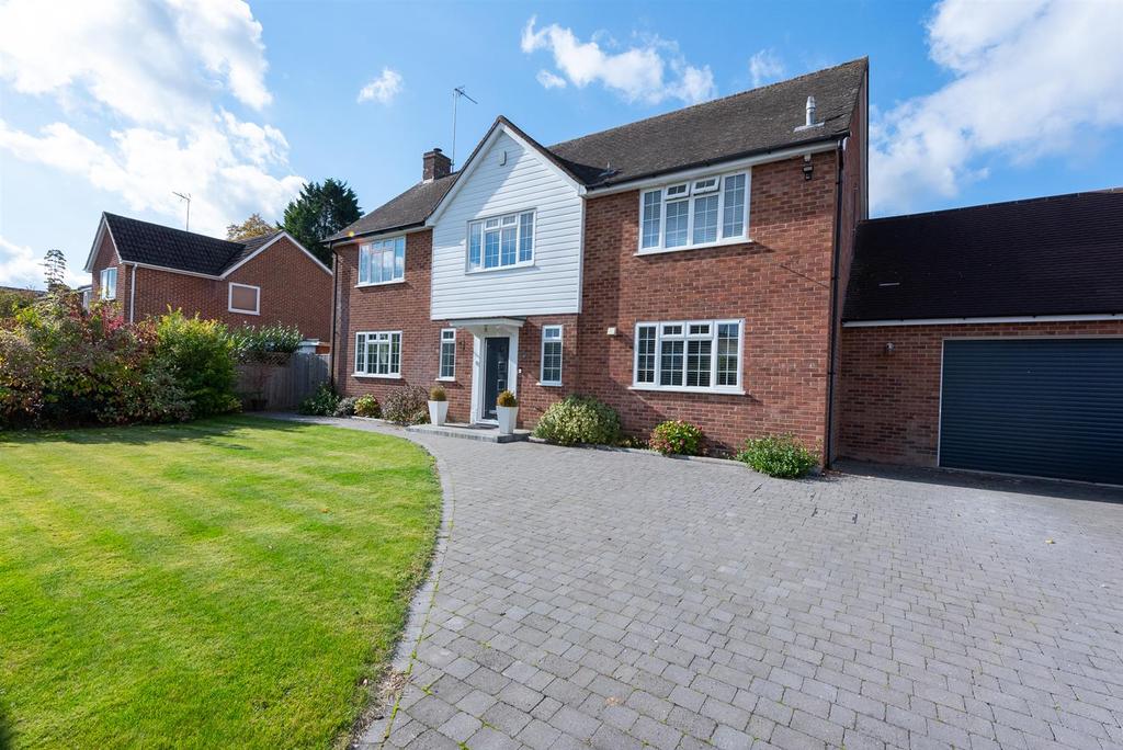 Neville Close, Basingstoke 4 bed detached house £785,000
