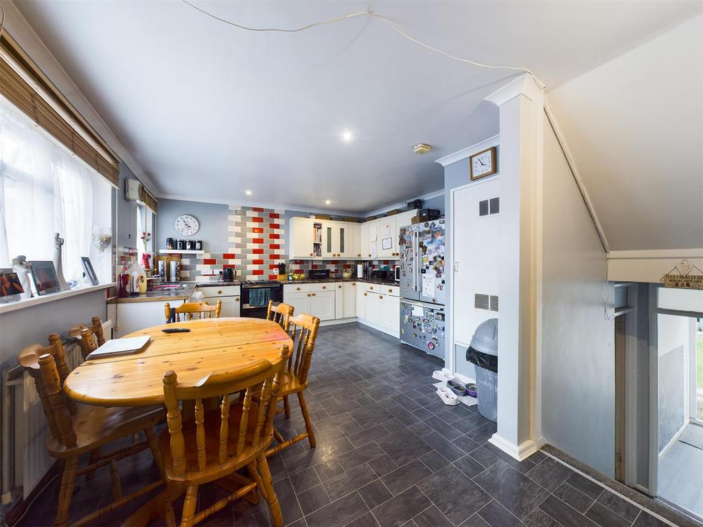 Culver Road, Basingstoke 4 bed terraced house £295,000