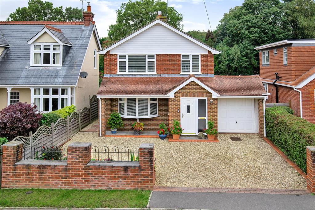 Pinehill Road, Crowthorne, Berkshire, RG45 7JP 4 bed detached house £