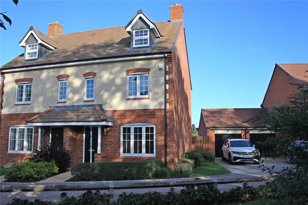School Lane, Havant, PO9 3 bed semidetached house £395,000