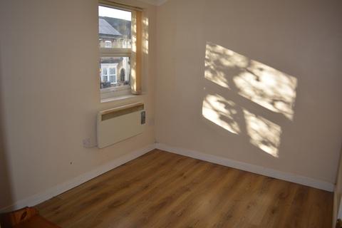 Studio to rent, first floor Studio flat, Queens Park, Bedford