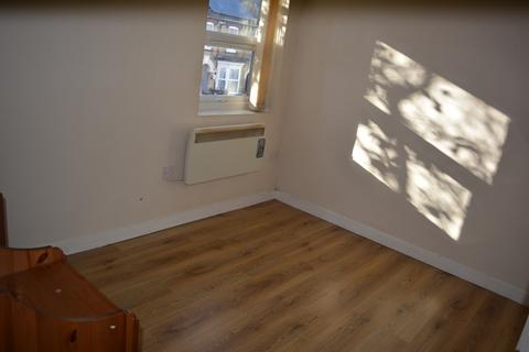 Studio to rent, first floor Studio flat, Queens Park, Bedford