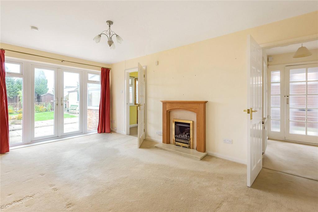 Hardy Road, Cleeve, Cheltenham, GL52 2 bed bungalow £270,000
