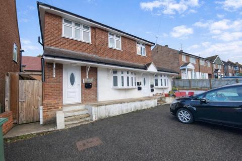 Studio to rent, Desborough Avenue,