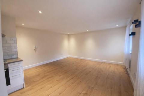 Studio to rent, Desborough Avenue,