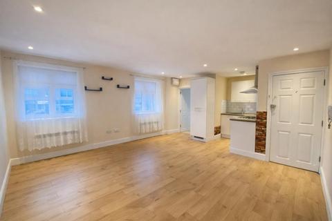 Studio to rent, Desborough Avenue,