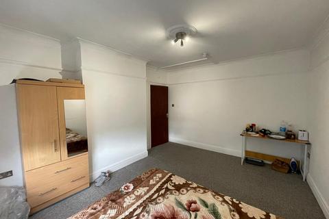 1 bedroom in a house share to rent, Woodland Way, London