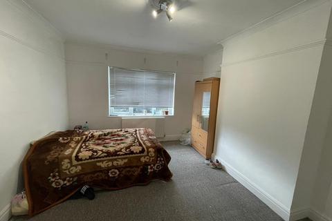 1 bedroom in a house share to rent, Woodland Way, London