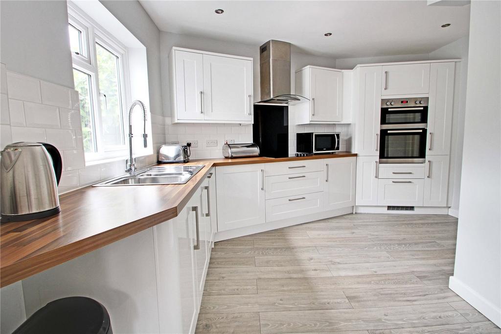 Slade Road, Ottershaw, Chertsey, Surrey, KT16 4 bed detached house £
