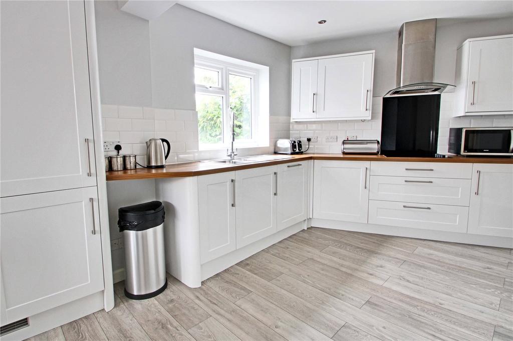 Slade Road, Ottershaw, Chertsey, Surrey, KT16 4 bed detached house £