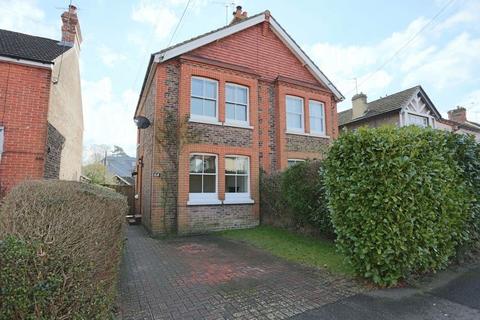 2 bedroom semi-detached house to rent - Haywards Heath - walking distance of Station