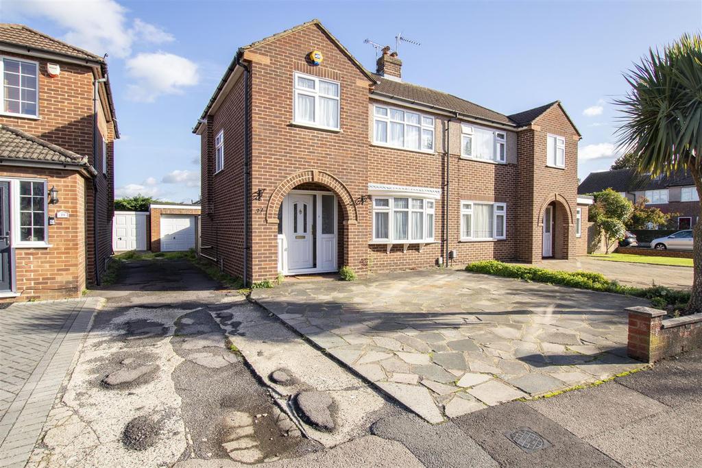 Bullwell Crescent, Cheshunt 3 bed semidetached house £485,000