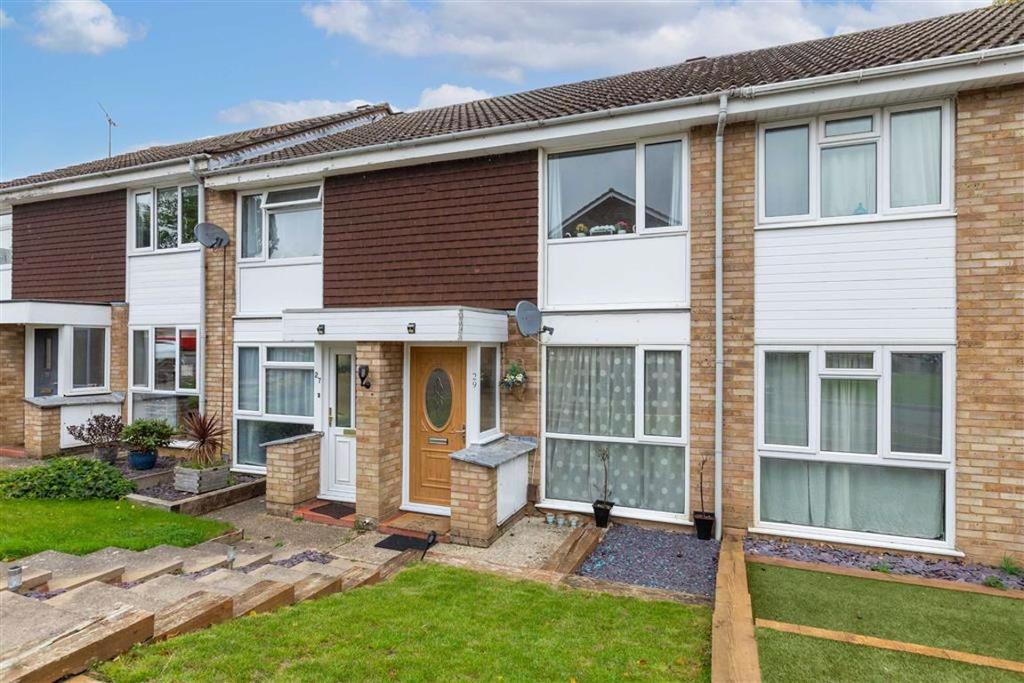 Keats Way, Hitchin, Hertfordshire 2 bed terraced house £325,000