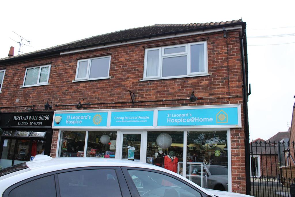 Broadway, Fulford 2 bed flat £825 pcm (£190 pw)