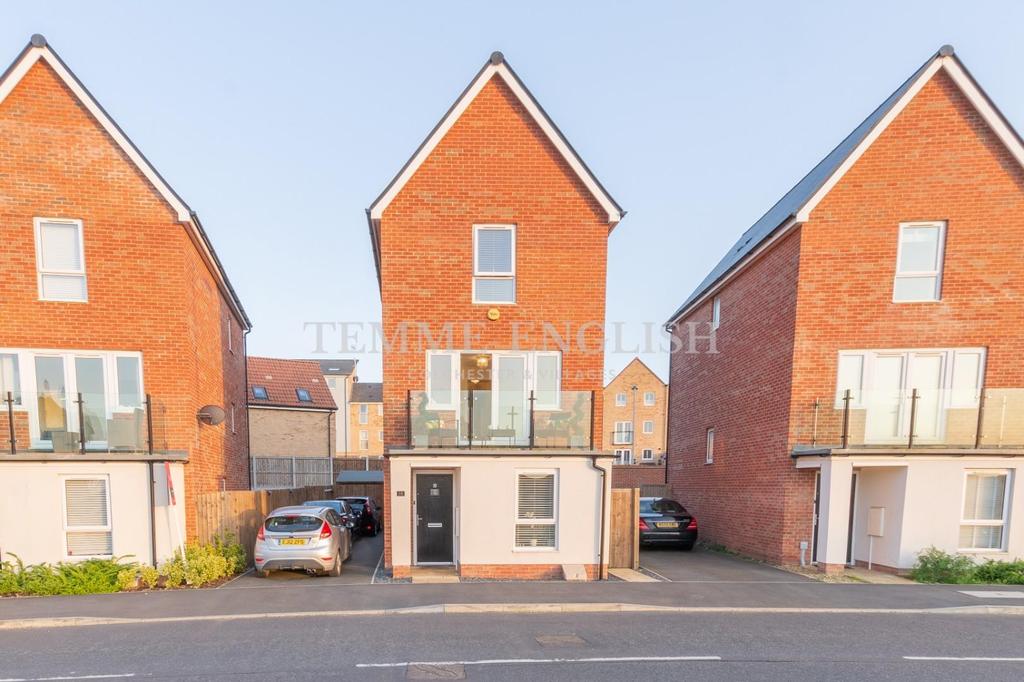 Martin Hunt Drive, Stanway, Colchester 3 bed detached house £325,000