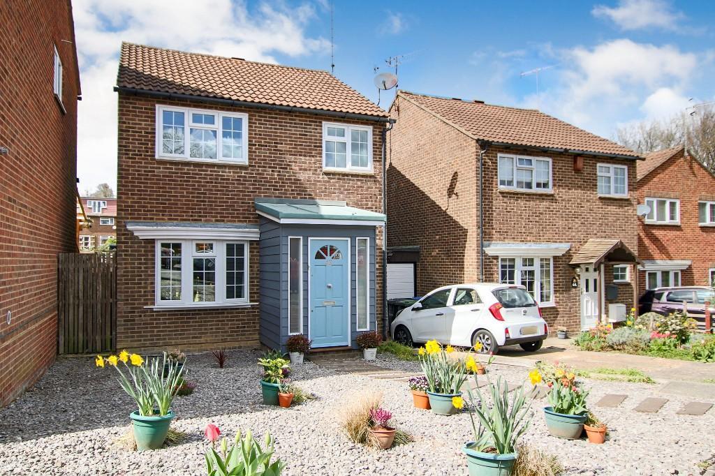Elm Drive, East Grinstead, RH19 3 bed detached house £1,500 pcm (£346 pw)