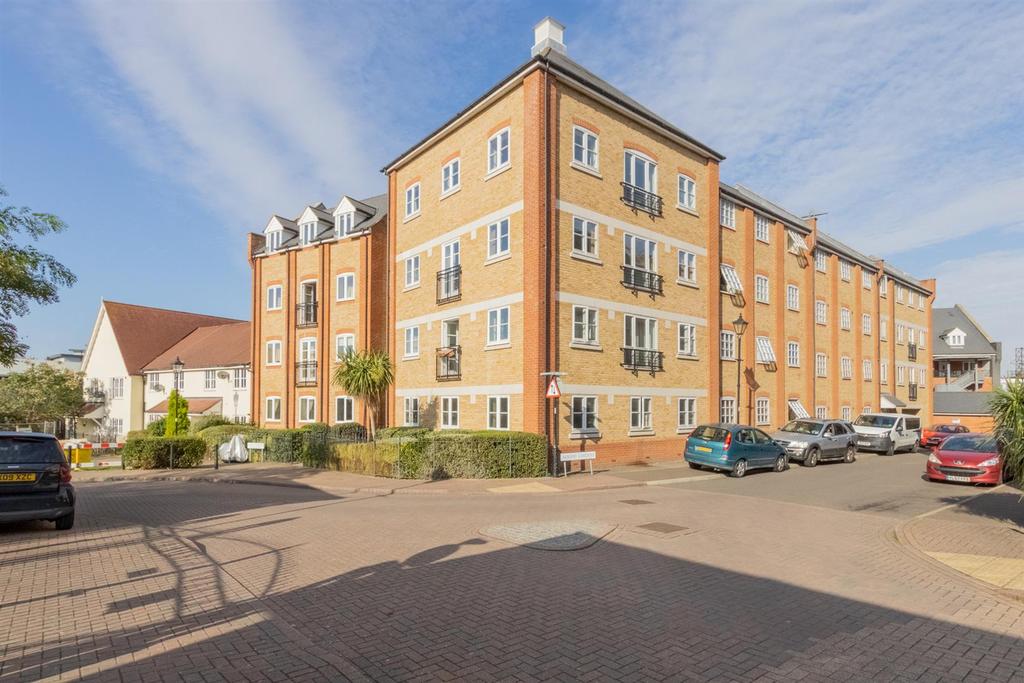 Albany Gardens, Colchester CO2 2 bed flat £170,000