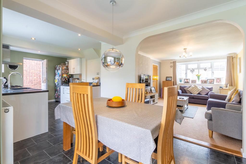 Belmont Crescent, Colchester 3 bed detached house £375,000