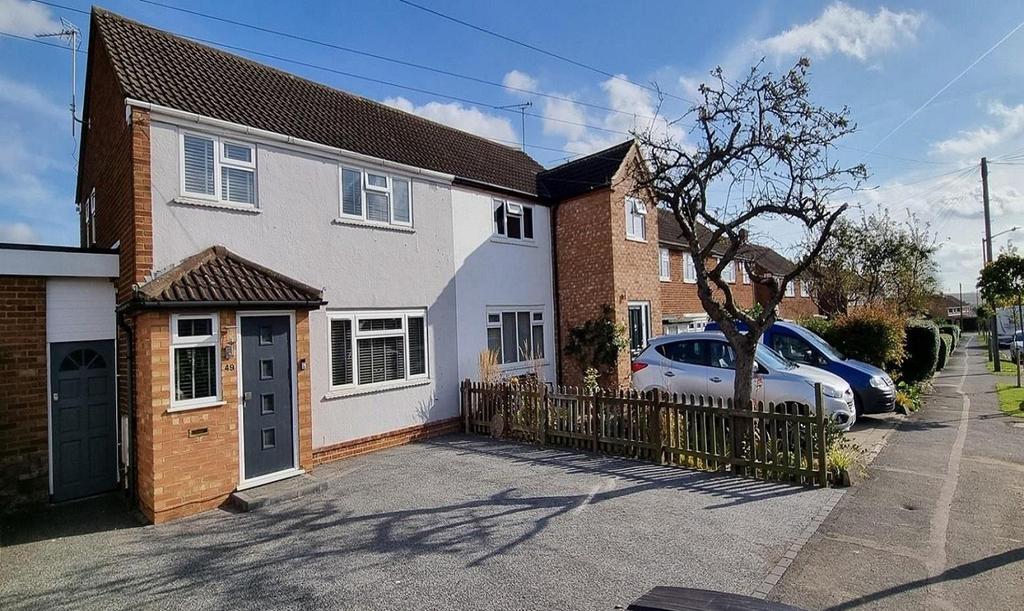 Warwick Road, Bletchley, Milton Keynes, MK3 3 bed semidetached house