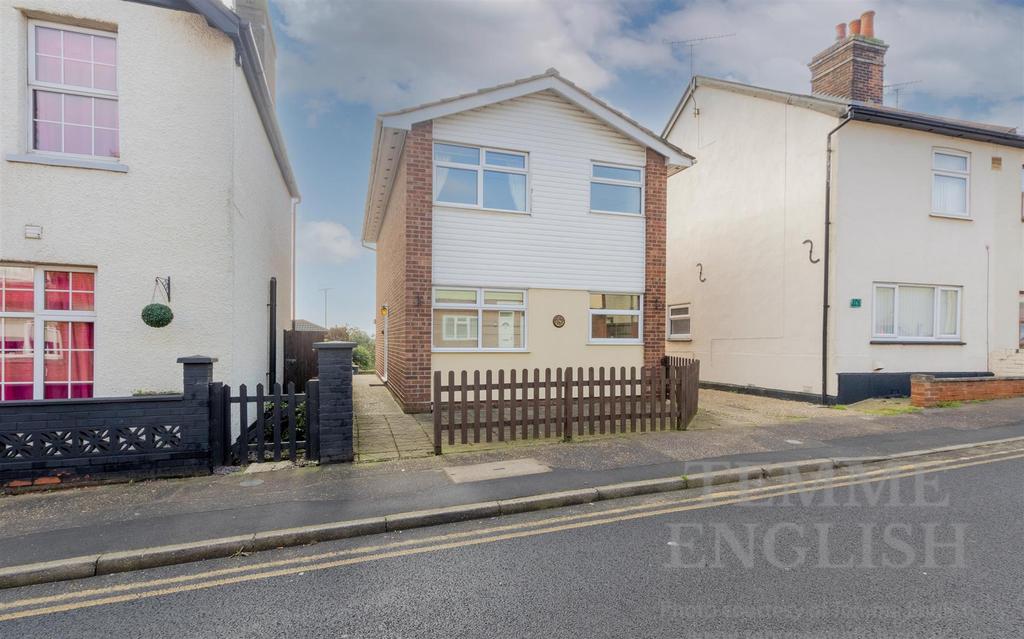 Bergholt Road Colchester Co4 3 Bed Detached House £280 000