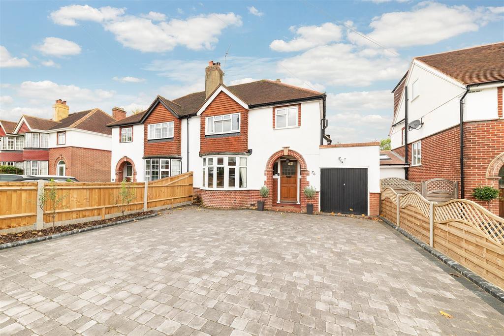 Roundwood View, Banstead 4 bed semidetached house £3,000 pcm (£692 pw)
