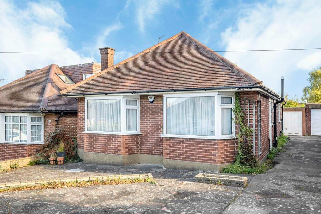 Elmfield Road, Potters Bar, EN6 2JL 2 bed detached bungalow £545,000