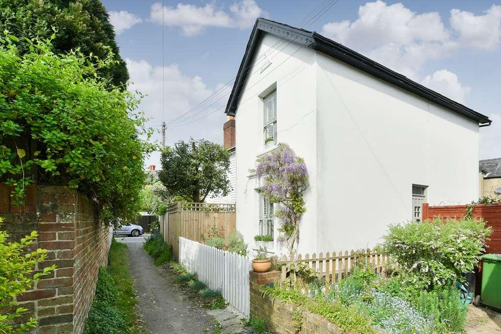 Albert Road, Epsom 2 bed detached house £1,600 pcm (£369 pw)