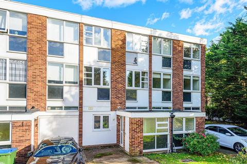 2 Silver Tree Close, Walton-on-thames, KT12 1NN