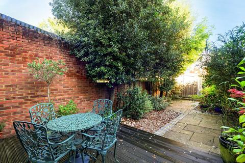 2 Silver Tree Close, Walton-on-thames, KT12 1NN