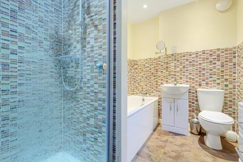 2 Silver Tree Close, Walton-on-thames, KT12 1NN