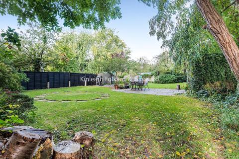 Flat B, 18 Handen Road, London, SE12 8NP