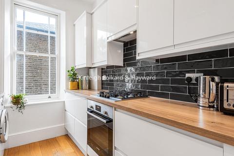 Flat B, 18 Handen Road, London, SE12 8NP