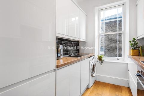 Flat B, 18 Handen Road, London, SE12 8NP