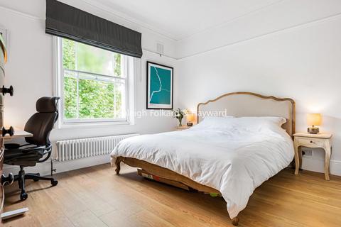 Flat B, 18 Handen Road, London, SE12 8NP