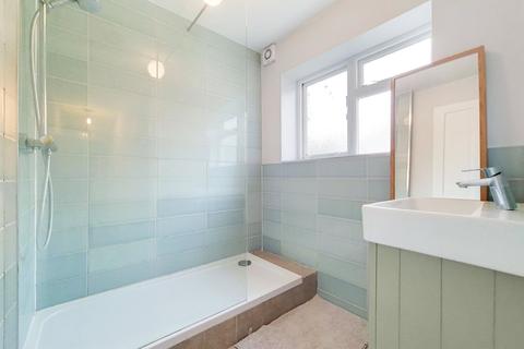 17b Hatchard Road, London, N19 4NG