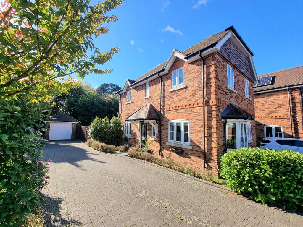 Woodridge Close, Bracknell, Berkshire, RG12 3 bed detached house £525,000