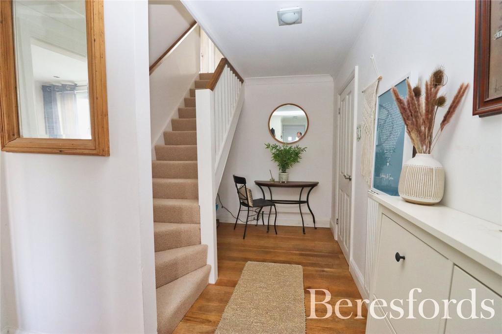 Hill View Road, Chelmsford, CM1 3 bed semidetached house £465,000