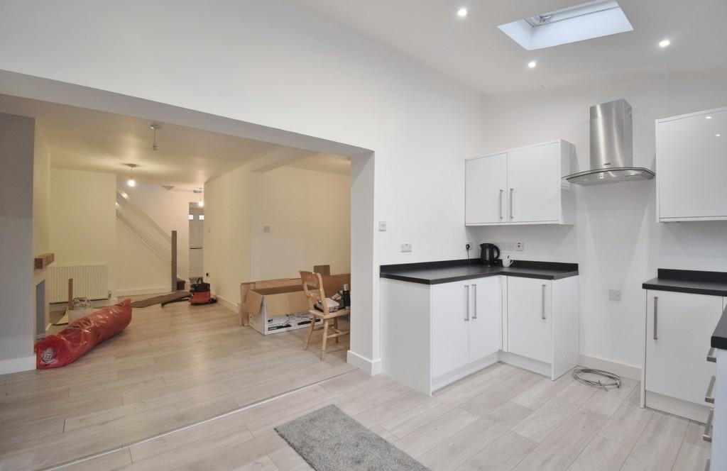 Highcliffe Road, Tamworth 3 bed semidetached house £895 pcm (£207 pw)