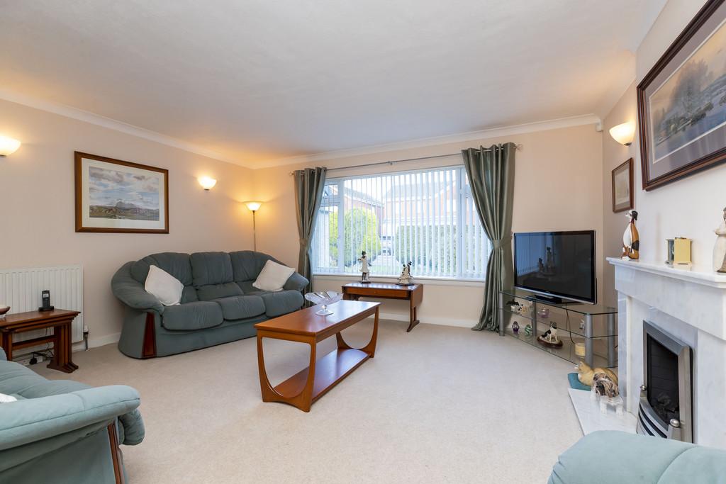 Lomond Drive, Newton Mearns 3 bed detached bungalow £335,000