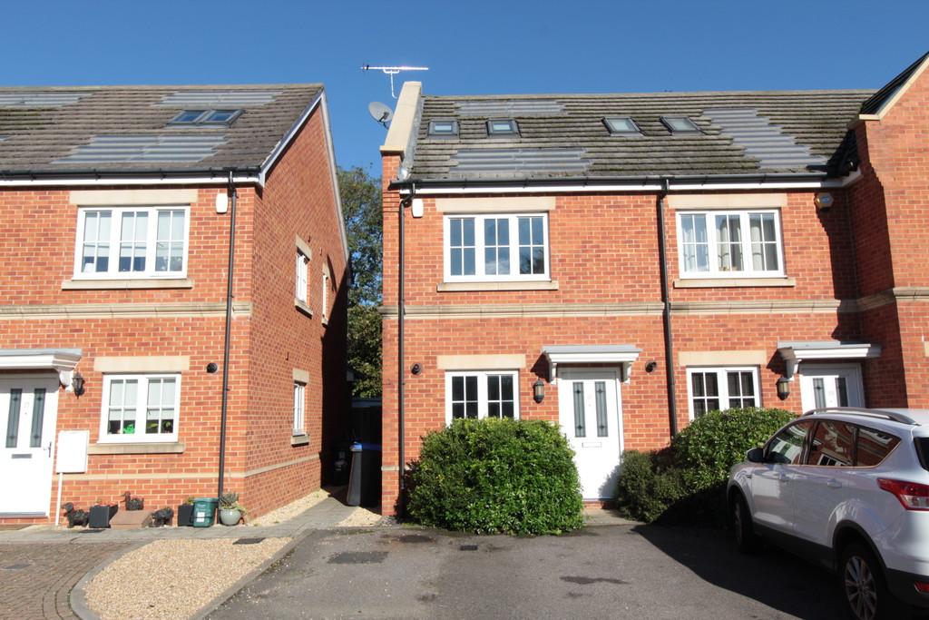 Derisley Close, Byfleet 3 bed end of terrace house £435,000