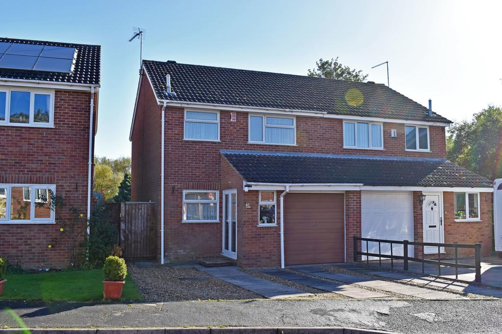 Tennyson Close, Towcester 3 bed semidetached house £260,000