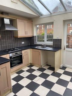 3 bedroom terraced house to rent - A three bedroom unfurnished terrace house a short walk to the Town Centre and Train Station