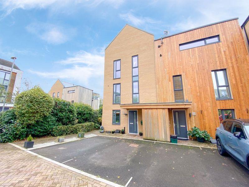 Firepool View, Taunton 3 bed semidetached house £370,000