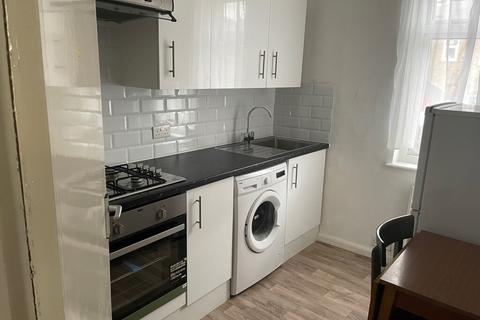 2 bedroom flat to rent, LESSINGHAM AVENUE  TOOTING SW17