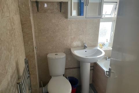 2 bedroom flat to rent, LESSINGHAM AVENUE  TOOTING SW17