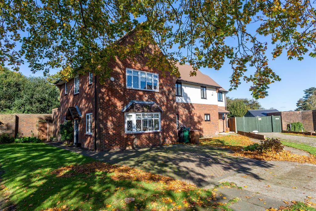 Yewlands Close, Banstead 3 bed semidetached house £625,000