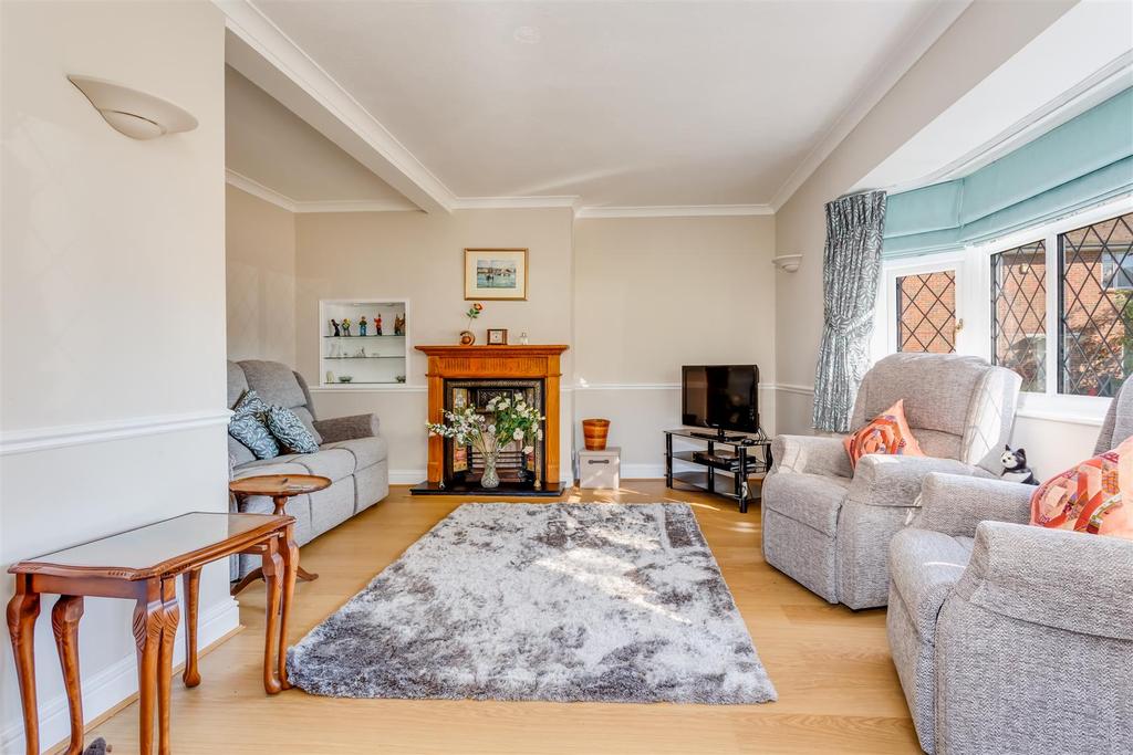 Yewlands Close, Banstead 3 bed semidetached house £625,000